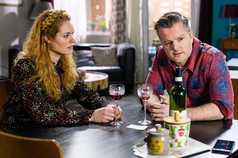 Steffi (Madeleine Krakor) überrumpelt Ingo (André Dietz) mit ihrem spontanen Liebesgeständnis. – Bild: RTL /​ Willi Weber