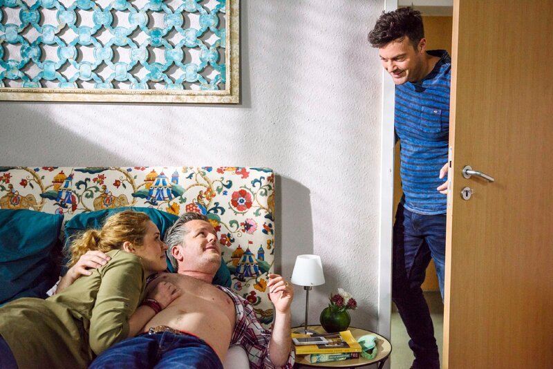 Als Ben (Jörg Rohde, r.) auftaucht, muss Ingos (André Dietz) und Steffis (Madeleine Krakor) Zweisamkeit auf später verschoben werden. – Bild: RTL /​ Julia Feldhagen