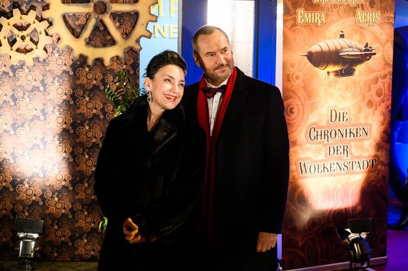 Der Empfang für die diesjährige Gala läuft auf Hochtouren und Simone (Tatjana Clasing) und Richard (Silvan-Pierre Leirich) heißen die Gäste willkommen. – Bild: RTL /​ Willi Weber