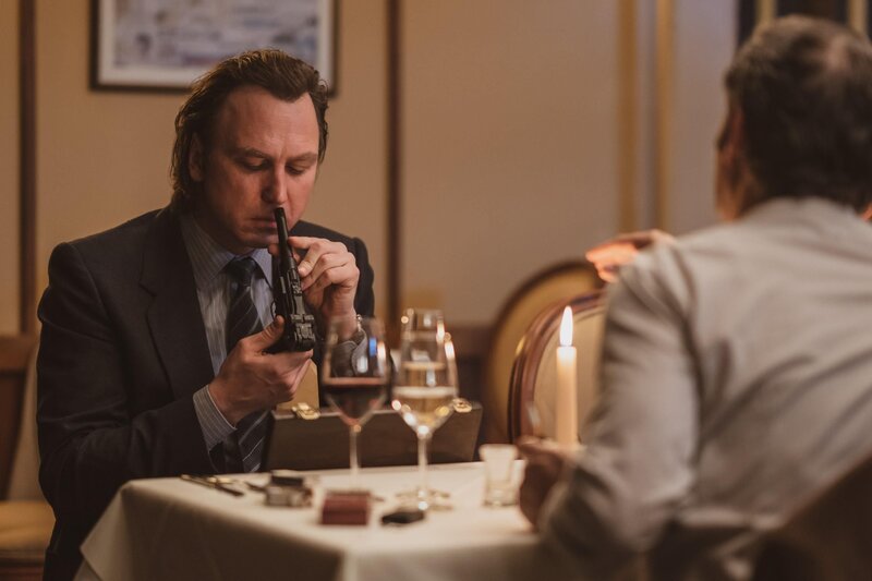 Gerd Heidemann (Lars Eidinger) bekommt die Waffe, mit der Hitler sich erschoss, zum Geschenk. – Bild: RTL /​ Wolfgang Ennenbach