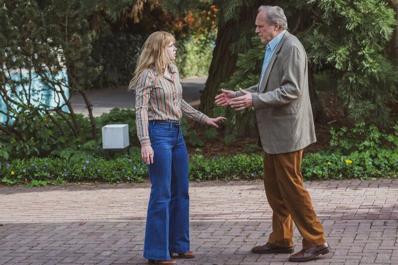 Elisabeth Stöckel (Sinje Irslinger) ist wütend auf ihren Vater Hans Stöckel (Ulrich Tukur). – Bild: RTL /​ Wolfgang Ennenbach