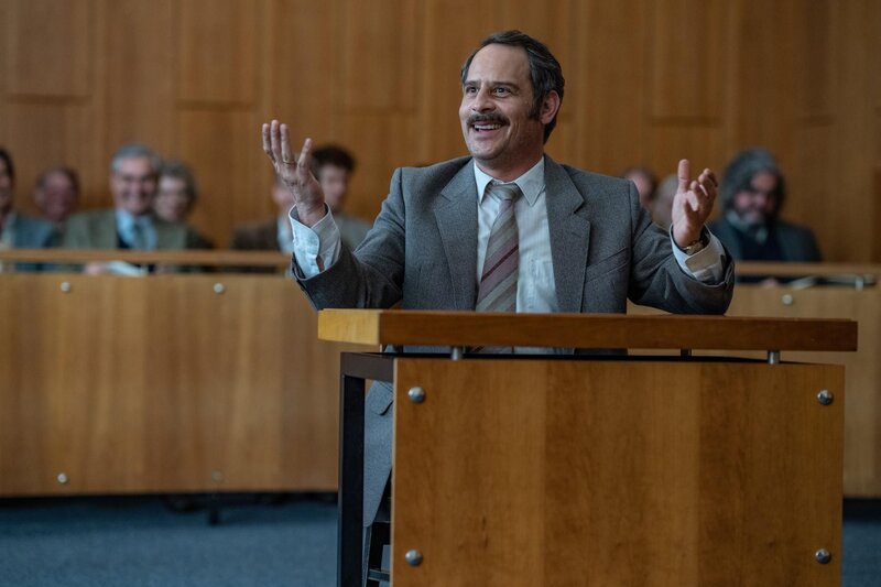 Konrad Kujau (Moritz Bleibtreu) vor Gericht. – Bild: RTL /​ Wolfgang Ennenbach