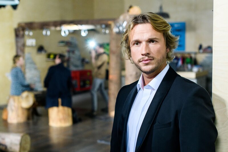 Finn (Christopher Kohn) ist wider Willen getroffen, als Isabelle eine Zukunft mit ihm vor der Presse vehement in Frage stellt. – Bild: RTL /​ Willi Weber