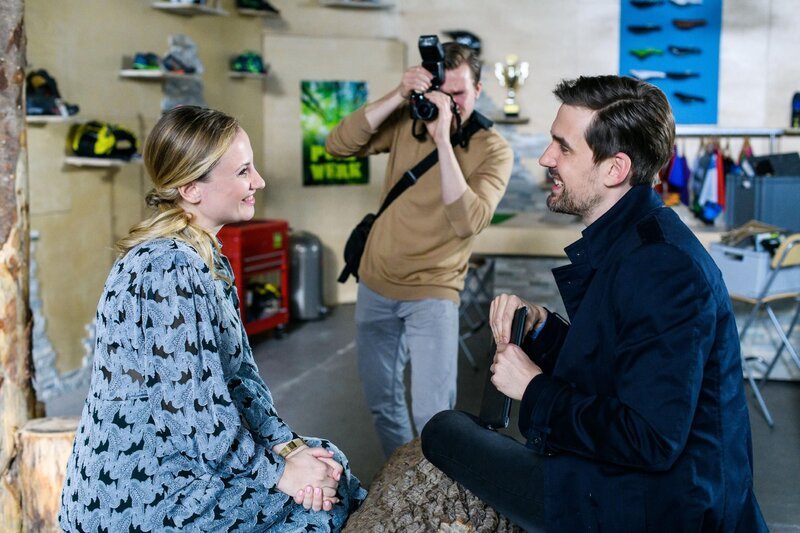 Isabelle (Ania Niedieck) gibt im Interview mit Reporter Lutz Krohn (Jochen Alexander Wigand, r.) und dessen Assistenten (Komparse) an, dass sie sich eine Zukunft mit Finn nicht vorstellen kann. – Bild: RTL /​ Willi Weber