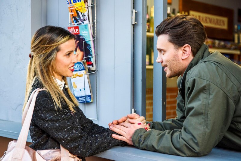 Ronny (Bela Klentze) merkt nicht, wie Chiara (Alexandra Fosantti) ihn manipuliert, um ihn sich warmzuhalten. – Bild: RTL /​ Julia Feldhagen