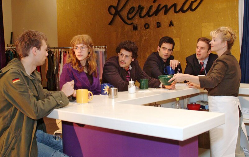 An Helgas (Ulrike Mai, r.) Kantinentresen versammeln sich Jürgen (Oliver Bokern, l.), Lisa (Alexandra Neldel, 2.v.l.), Rokko (Manuel Cortez, 3.v.l.), David (Mathis Künzler, 3.v.r.) und Max (Alexander Sternberg, 2.v.r.) und diskutieren über Richards plötzliches Verschwinden. – Bild: SAT.1 /​ Monika Schürle