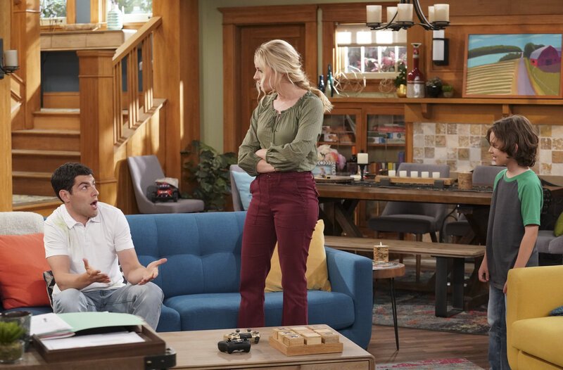 (v.l.n.r.) Dave Johnson (Max Greenfield); Gemma Johnson (Beth Behrs); Grover Johnson (Hank Greenspan) – Bild: © 2019 CBS Broadcasting, Inc. /​ Monty Brinton /​ Monty Brinton