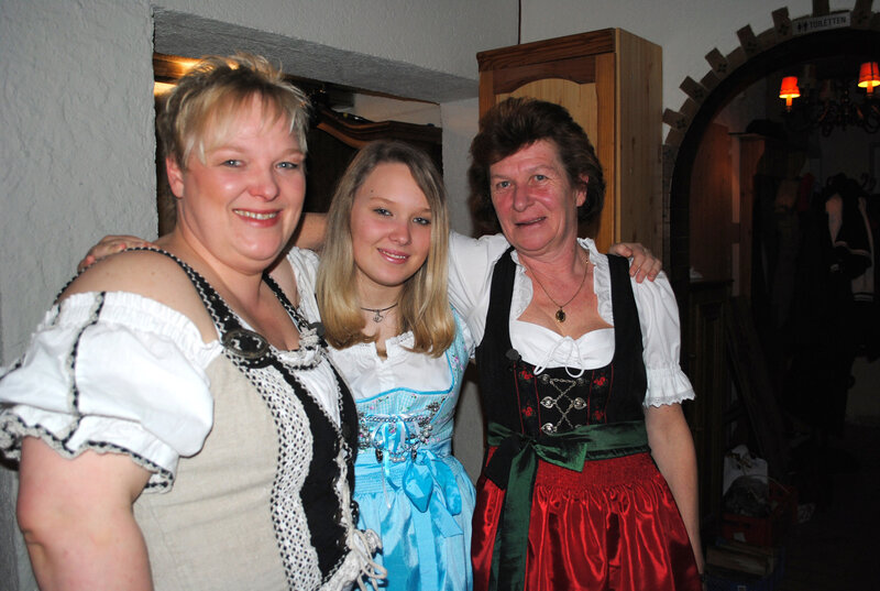 Freuen sich über die Unterstützung von Sternekoch Frank Rosin in „Kochi’s unmöglichem Wirtshaus“ im bayrischen Königsbrunn: Inhaberin Silke Koch, Silkes Tochter Sophie und Servicekraft Kunigunde „Conny“ Anhut. – Bild: Kabel Eins