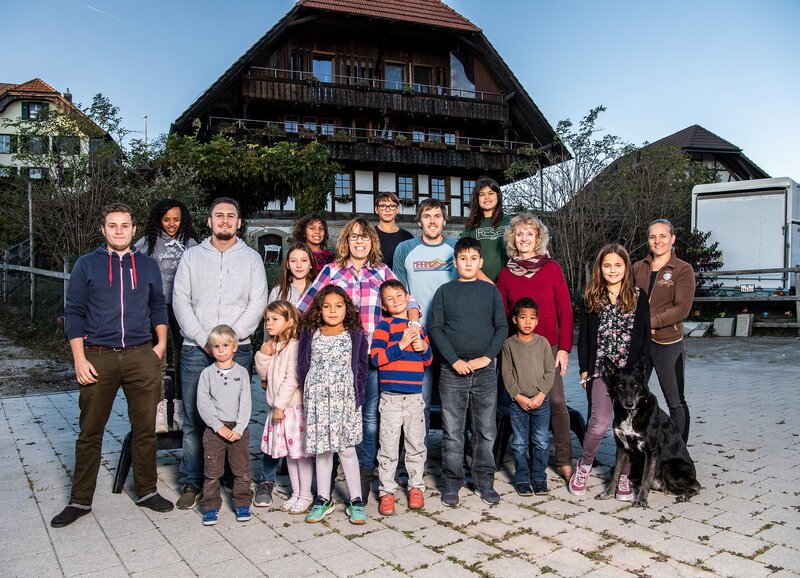 SRF bi de Lüt – Familiensache Christiana Colliard (M.) mit Ihren Pflegekindern der Wohngruppe Wolf – Bild: SF2