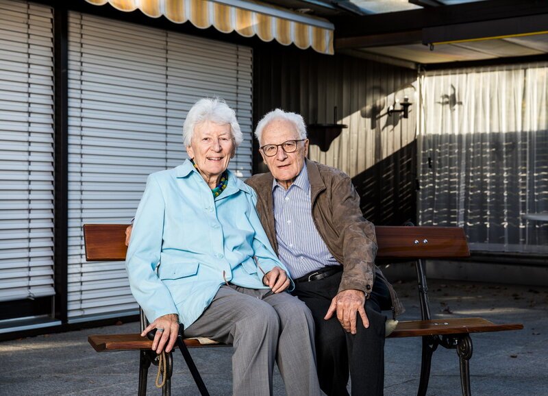 SRF bi de Lüt – Familiensache Ursula und Martin Lutz-Kugler auf der Terrasse ihres Eigenheis in Riehen, BS – Bild: SRF/​Matthias Willi