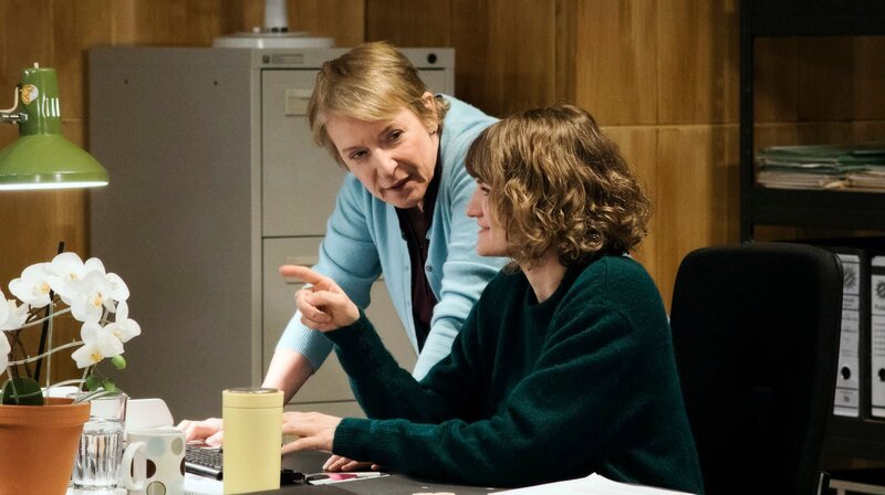 Von links: Kriminalhauptkommissarin Paula Ringelhahn (Dagmar Manzel) und Wanda Goldwasser (Eli Wasserscheid). – Bild: BR/​Hager Moss Film GmbH/​Hagen Keller