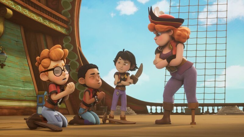 Die Sardinen Alexander (l.), Finn (2.v.l.) und Zoe (2.v.r.) wollen nichts lieber als Diamanten jagen, aber bevor es losgeht, fordert Käpt’n Raubein (r.) von ihnen eisernes Training mit Übungsschwertern ein. – Bild: ZDF