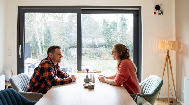 Sina und Johannes Deneke in ihrem neuen Zuhause, das in 22 Tagen energetisch kernsaniert wurde. – Bild: NDr/​Poplärfilm
