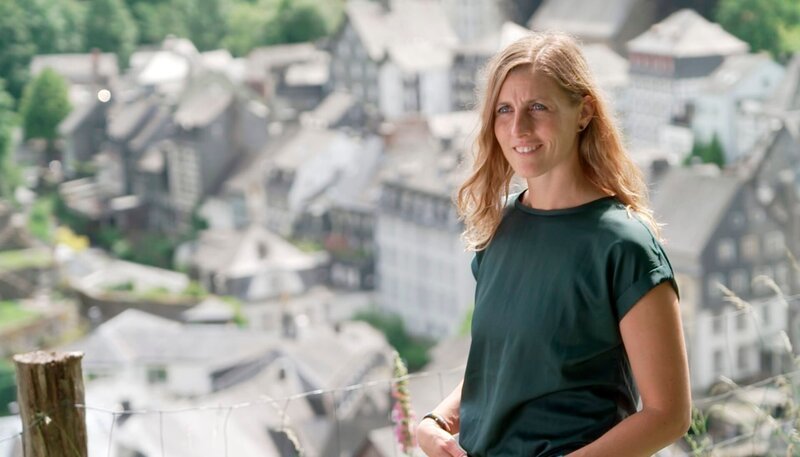 Carmen Crämer beim Fotoshooting für das Wahlpaket – Crämer kandidiert erneut als BürgermeisterIn für Monschau. – Bild: WDR/​Jan Till Taufer