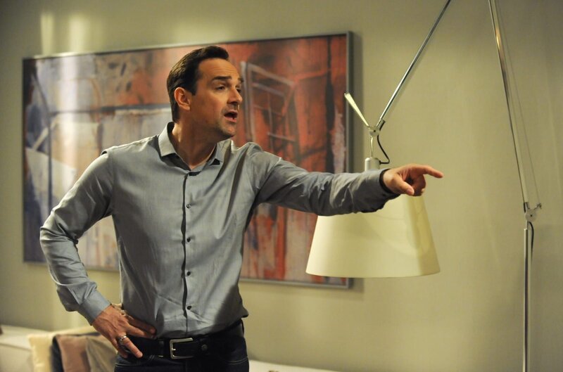 Mike (Harry Blank) will Trixi nicht gestehen, dass er Flugangst hat. – Bild: BR/​Marco Orlando Pichler