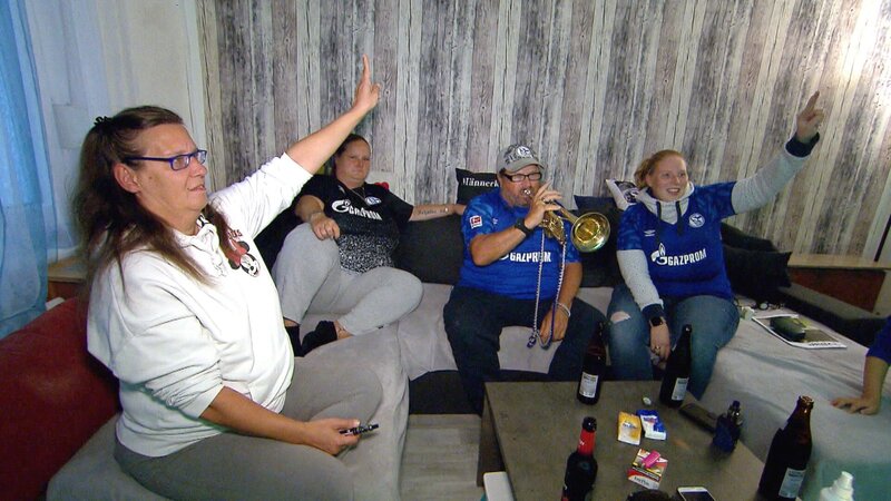 Als Schalke-Trompeter ist Willy (59) in seinem Viertel Ückendorf aber auch in ganz Gelsenkirchen bekannt wie ein bunter Hund. Da ist es nur selbstverständlich, dass Freunde und Familie ins Schalke-Haus von ihm und Gattin Tanja (42) trudeln, wenn der FC Schalke 04 kickt. – Bild: RTLZWEI, Tele München, Odeon En