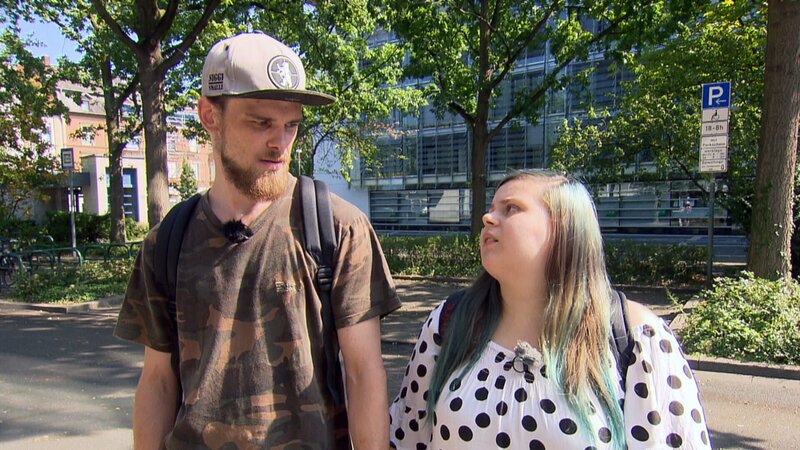 Für Jenny (23) ist heute ein großer Tag! Denn heute beginnt sie ihre Ausbildung zur Kinderpflegerin. Dafür geht es in die Berufsschule. An ihrer Seite: Freund Nico (29) – Bild: RTLZWEI