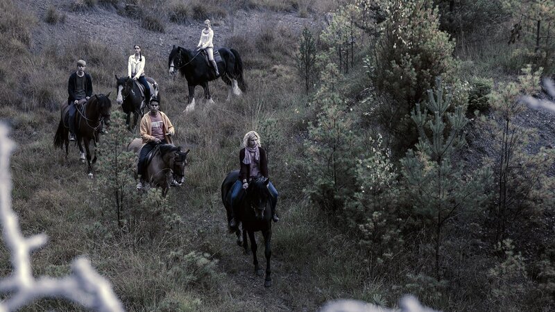 Die Freunde reiten an einen unheimlichen Ort. – Bild: WDR/​Andrea Hansen
