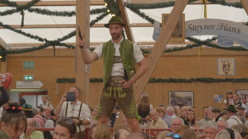 Die Aufführungen der Goaßlschnalzer gehören zum Festzelt „Tradition“. – Bild: Jürgen Katzur /​ BR /​ BR/​Jürgen Katzur