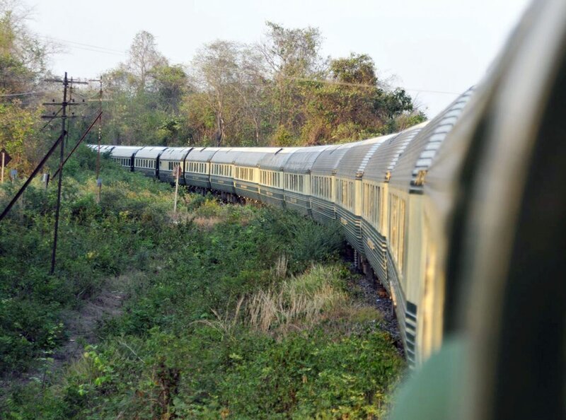 Der „Eastern & Oriental Express“ fährt durch Thailand nach Laos. – Bild: NDR/​NDR/​Frank Walbaum