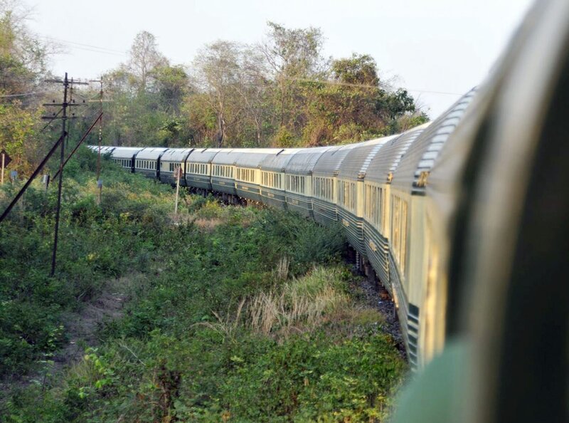 Der „Eastern & Oriental Express“ fährt durch Thailand nach Laos. – Bild: NDR/​NDR/​Frank Walbaum