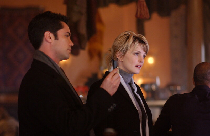 Ein Großbrand in einer Diskothek beschäftigt Scott (Danny Pino, l.) und seine Kollegin Lilly Rush (Kathryn Morris, r.). – Bild: Warner Bros. Television