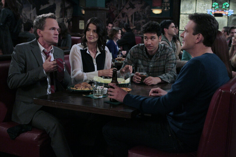 Während Ted (Josh Radnor, 2.v.r.) sich als Sitter für das Baby von Marshall (Jason Segel, r.) und Lily zur Verfügung stellt, versucht Robin (Cobie Smulders, 2.v.l.) alles, um Barney (Neil Patrick Harris, l.) zurückzugewinnen … – Bild: Twentieth Century Fox Film Corporation