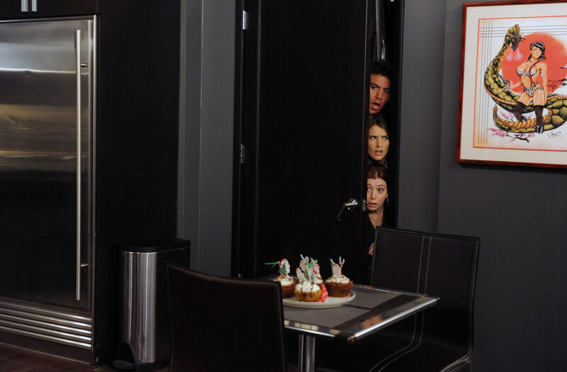 Was haben Ted (Josh Radnor, oben), Lily (Alyson Hannigan, unten) und Robin (Cobie Smulders, M.) nur vor? – Bild: Twentieth Century Fox Film Corporation