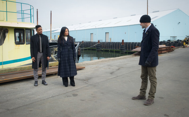 Detective Bell (Jon Michael Hill, l.), Watson (Lucy Liu, M.) und Holmes (Jonny Lee Miller, r.) müssen ihr Verhältnis zu Shinwell nochmal überdenken. Kann es wirklich sein, dass er mit einem Mord ungeschoren davon gekommen ist? – Bild: CBS Broadcasting, Inc. /​ Jeff Neira