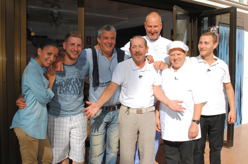 Ein Team voller Power, das hoch motiviert ist, mit der Hilfe von Frank Rosin (3.v.r.) das „Fellini“ auf Mallorca wieder in Schwung zu bringen: Raffaeles Tochter Nunzia Rosa (l.), Sohn Vincenzo „Enzo“ Rosa (2.v.l.), Schwiegersohn Antonio Romano (3.v.l.), Inhaber Raffaele Rosa (4.v.l.), Köchin Carmela Rosa (2.v.r.) und Servicekraft Pietro Chessa (r.) … – Bild: Kabel Eins
