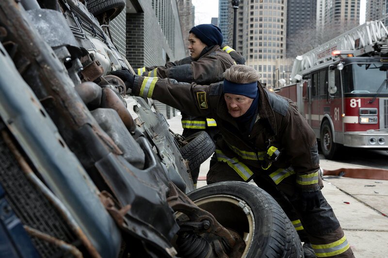 Chicago Fire Staffel 9 Folge 8 Miranda Rae Mayo als Stella Kidd, Christian Stolte als Mouch – Bild: SRF/​NBC Universal
