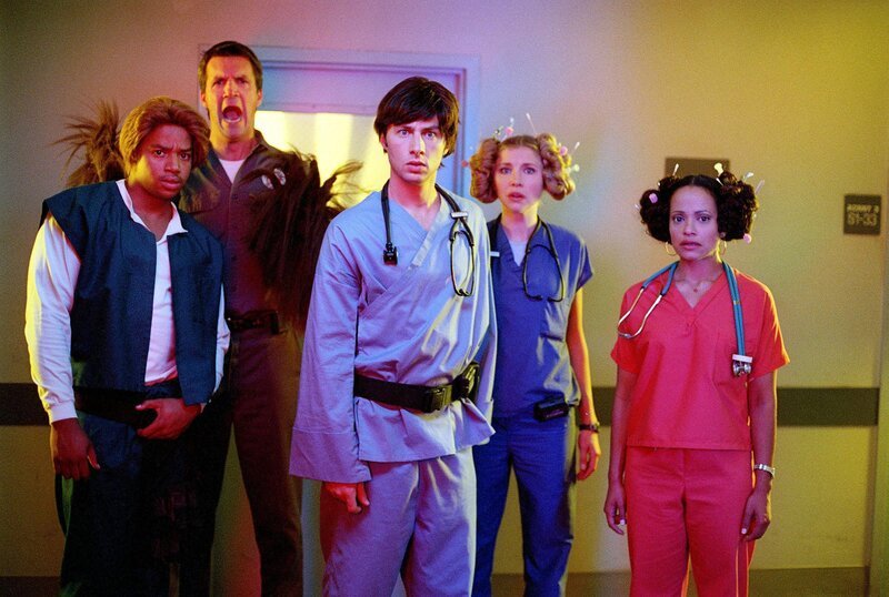 „Scrubs – Die Anfänger“, „Meine Vorbilder.“ J.D. wird zunehmend auch von den älteren Ärzten akzeptiert. Damit muss er im krankenhausinternen Zwist zwischen Chefarzt Dr. Kelso und dessen Todfeind Dr. Cox Stellung beziehen. Eine heikle Entscheidung. Ohne Unterstützung des Chefarztes hat man keine Chance auf Karriere. Dennoch entscheidet sich J.D. für Dr. Cox. Dieser ist zwar nicht sympathischer, scheint aber eine bessere Einstellung zu seinem Beruf zu haben. Im Bild (v.li.): Donald Faison (Chris Turk), Neil Flynn (Hausmeister), Zach Braff (John ‚J.D.‘ Dorian), Sarah Chalke (Elliot Reid), Judy Reyes (Carla Espinosa). – Bild: ORF (FS1/​FS2) /​ ORF1