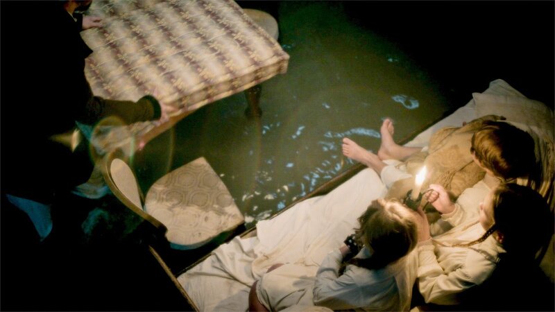 Die historischen Hochwässer forderten vielen Menschenleben, zerstörten Brücken und Häuser und rissen zahllose Nutztiere und Güter mit sich fort. – Bild: ORF/​Clever Contents