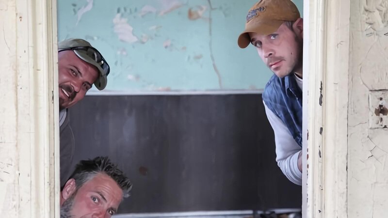 With only 60 days to spare before Philadelphia’s historic Church of the Nativity is demolished, the Jay, Markand Dan rush to retrieve abandoned treasures from the past 170 Jahren. The guys hit the jackpot when they find floral and Tiffany-style stained glass windows in the sanctuary, and a giant rose window worth $10,000 has Jay saying Amen. But perhaps their most surprising find is vintage parallel bars and the remains of a basement bowling alley. – Bild: National Geographic Society