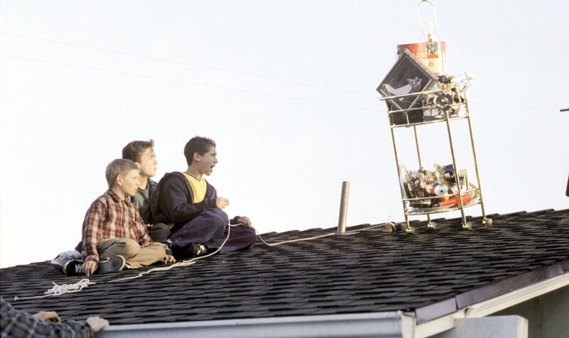 Dewey (Erik Per Sullivan, li.), Malcolm (Frankie Muniz, mi.) und Reese (Justin Berfield) bereiten ihren nächsten Streich vor. – Bild: ORF/​©Twentieth Century Fox Film Corporation. All rights reserved.