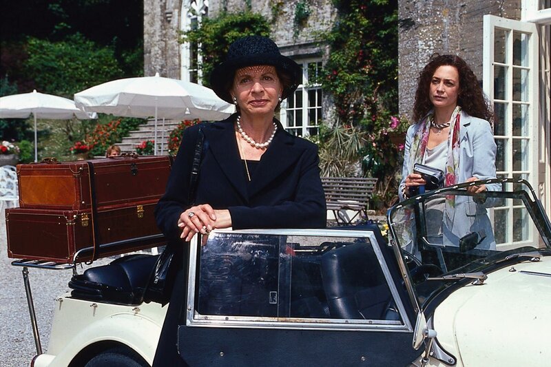 Eleanor (Barbara Wussow, re.) zerreißt es fast das Herz, als sie sich von Kate Renwick (Karin Eickelbaum, li.) verabschiedet, die gerade ihren geliebten Mann verloren hat. – Bild: ORF/​ZDF