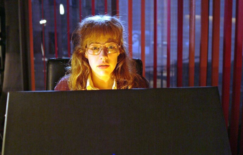Lisa (Alexandra Neldel) ist verzaubert vom Inhalt der Schachtel … – (Dieses Foto von Alexandra Neldel darf nur in Zusammenhang mit der Berichterstattung über die Serie „Verliebt in Berlin“ veröffentlicht und verbreitet werden.) – Bild: SAT.1 /​ Monika Schürle Eigenproduktionsbild frei