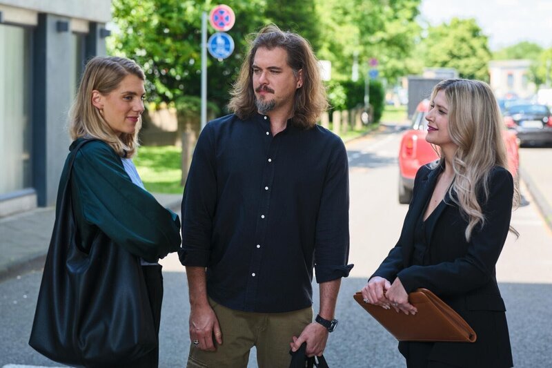 David (Diego Seyfath) muss seinen Plan aufschieben, um nicht aufzufliegen. Links Stella (Bettine Langehein), rechts Patrizia (Miriam Lahnstein) – Bild: RTL /​ Stefan Behrens