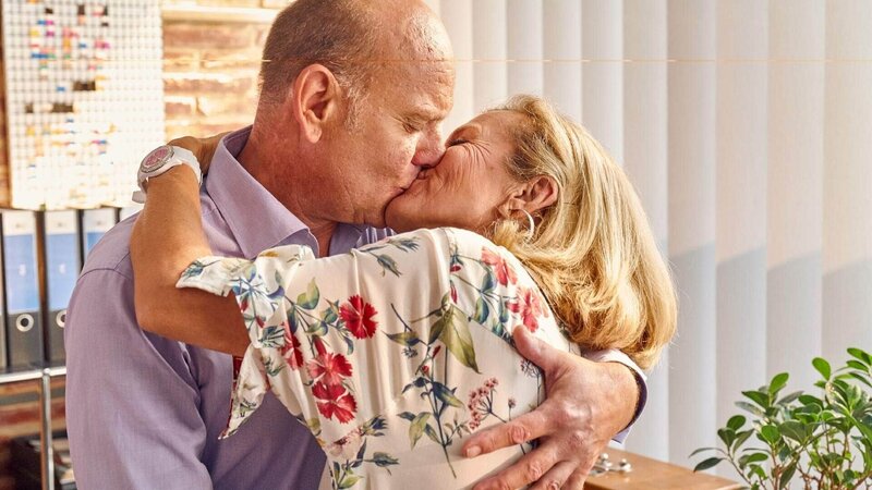 Direktor Rose (Ulrich Gebauer) und Charlotte (Andrea L’Arronge) wollen, können jedoch nicht voneinander lassen. – Bild: TVNOW /​ Frank Dicks