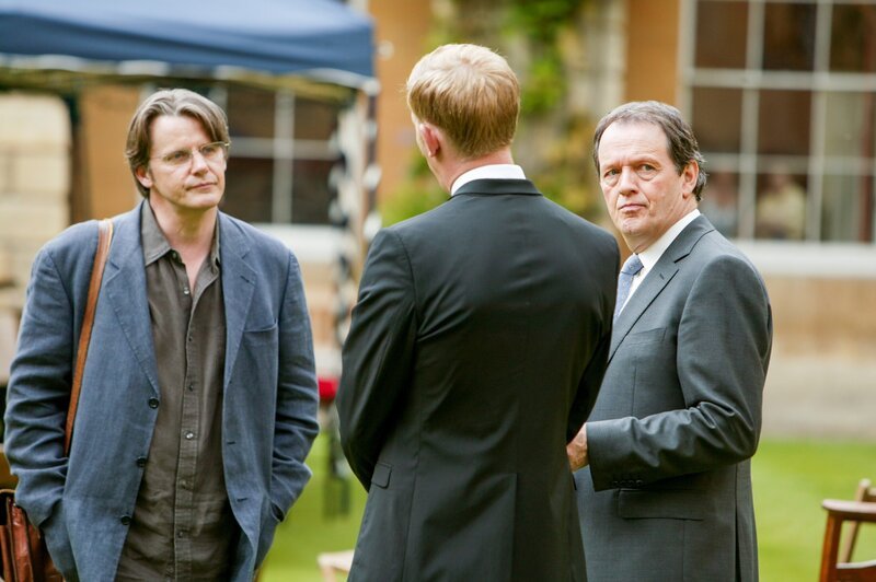 Inspector Lewis (Kevin Whately, r.) und sein Assistent James Hathaway (Laurence Fox, M.) befragen den Dirigenten Malcolm Finniston (Anthony Calf, l.), der in diesem Fall eine zwielichtige Rolle zu spielen scheint. – Bild: ORF/​ITV