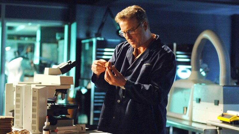 Mit Hilfe aufwändiger Untersuchungsverfahren versucht Grissom (William Petersen) neue Hinweise auf den Modellmörder zu bekommen. – Bild: MG RTL D /​ CBS