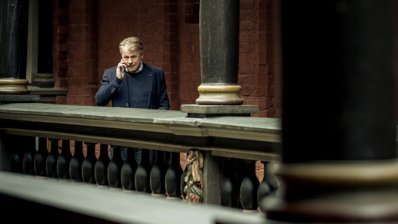 Lutz Hagner (Rainer Furch) bekommt während der Ausstellungseröffnung der Schierer Stiftung einen wichtigen Anruf. – Bild: Gordon Timpen /​ ZDF Enterprises GmbH /​ Die Verwendung ist nur bei redaktioneller Berichterstattung im Rahmen einer Programmankündigung ab 2 Monate vor der ersten Auss /​ © ZDF