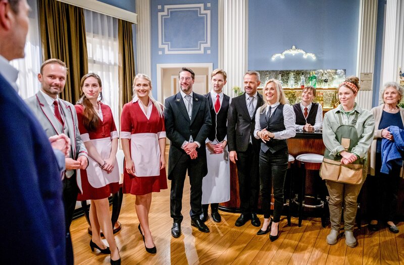 Christoph (Dieter Bach, l.) und Werner verkünden glücklich, dass sie den Fürstenhof wieder übernommen haben. – Bild: ORF/​ARD/​Christof Arnold