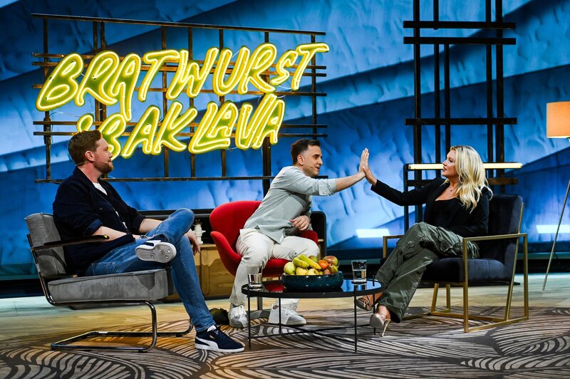 (v.l.n.r.) Bastian Bielendorfer; Özcan Cosar; Evelyn Burdecki – Bild: ProSieben /​ Steffen Z. Wolff