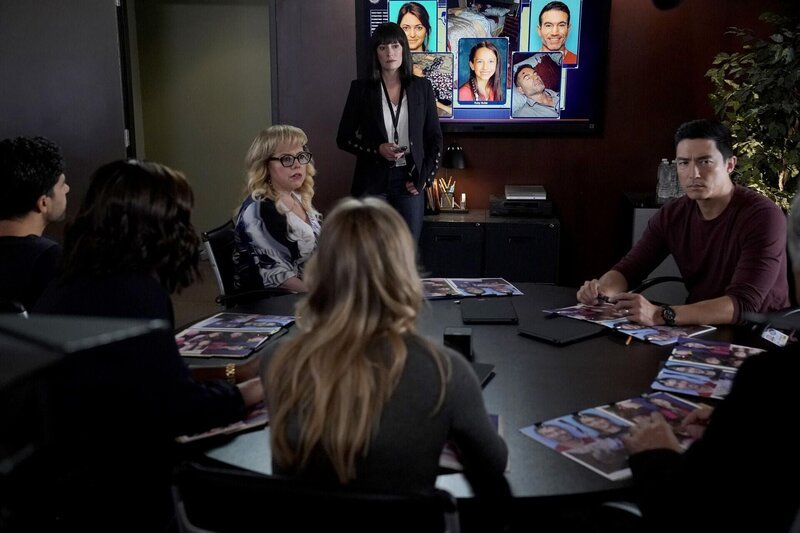 (v.l.n.r.) Penelope Garcia (Kirsten Vangsness); Emily Prentiss (Paget Brewster); Matt Simmons (Daniel Henney) – Bild: 2018 CBS Broadcasting, Inc. All Rights Reserved. /​ Cliff Lipson Lizenzbild frei