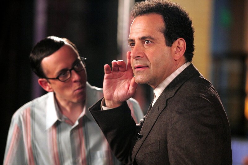 Monk (Tony Shalhoub) erkennt bald, dass nicht nur der Kandidat Val Birch, sondern auch der Quizmaster Lankman einen faulen Trick benutzen, um in der Gameshow abzuräumen. (li. Jarrad Paul als Kevin Dorfman) – Bild: ORF/​Universal