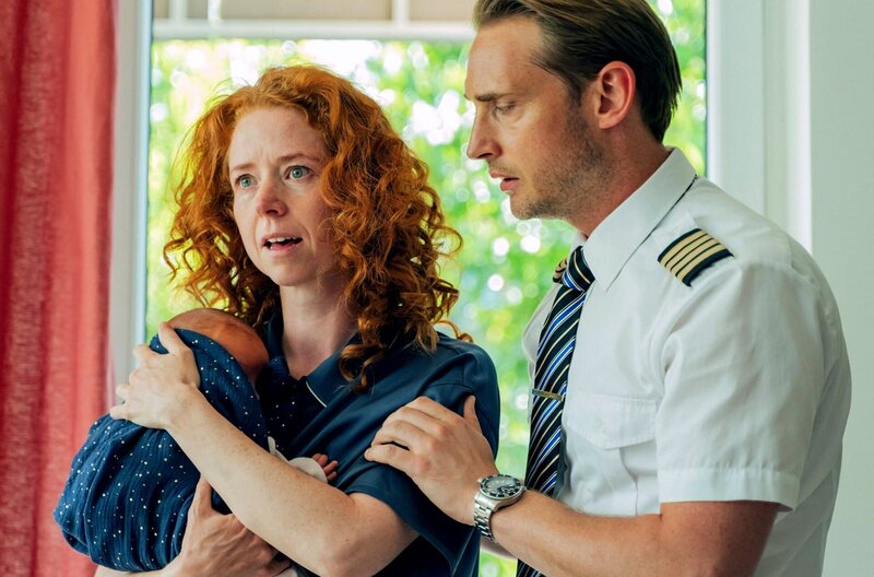 Maria (Johanne Louise Schmidt) ist aufgelöst. Ihr Mann Thorstein (Lars Berge) will sie beruhigen, aber Maria will Antworten von ihrem Ex-Mann Rolf zu seinem aktuellen Fall. – Bild: Zentropa/​Klara Cvrckova