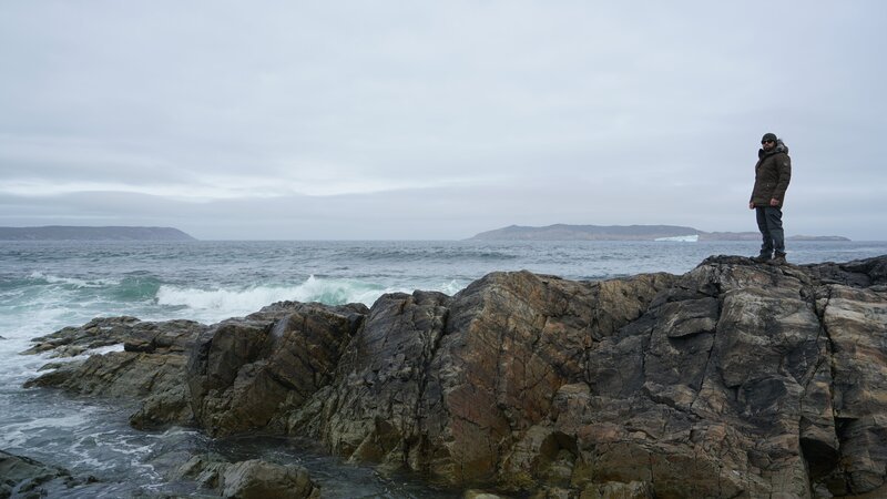 Waves crash on rocks below Forrest Galante. – Bild: Animal Planet /​ Discovery Communications