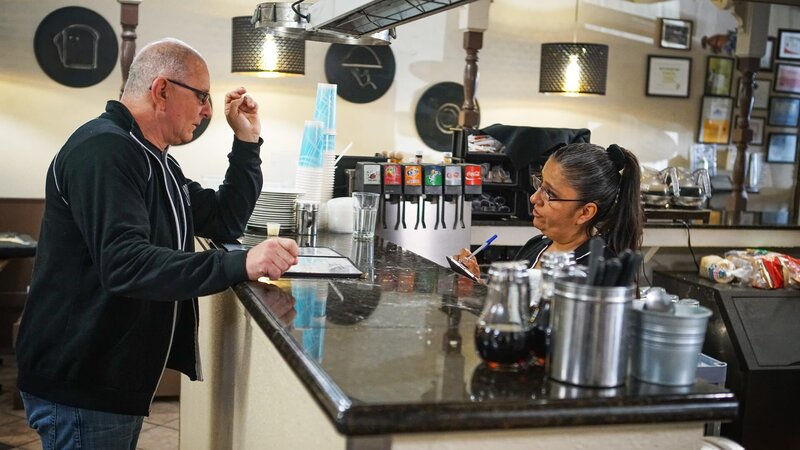 Robert Irvine (l.) – Bild: Warner Bros. Discovery