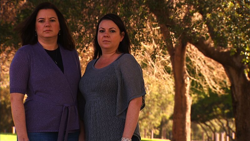 Carrie Simms (re.) und Lori Koyach – Bild: RTL Crime